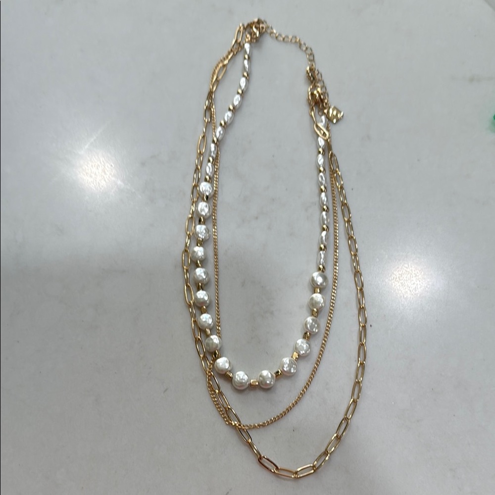 Never worn - Elegant Gold and Pearl Necklace